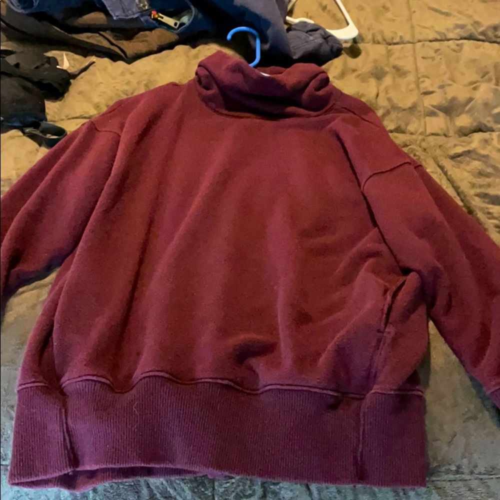 Maroon turtle neck aerie sweater with pockets!